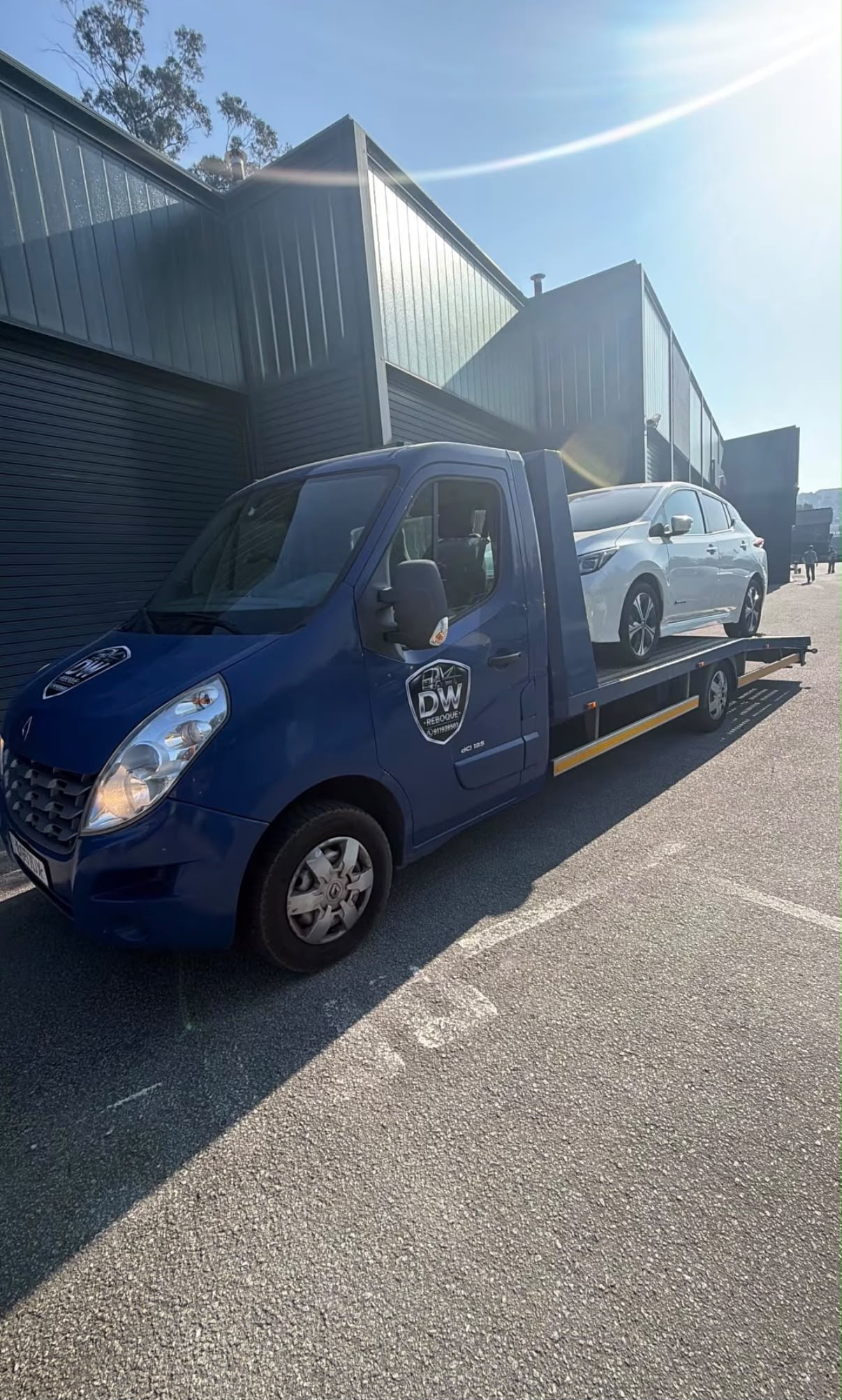 Camião DW Reboque a transportar uma viatura elétrica